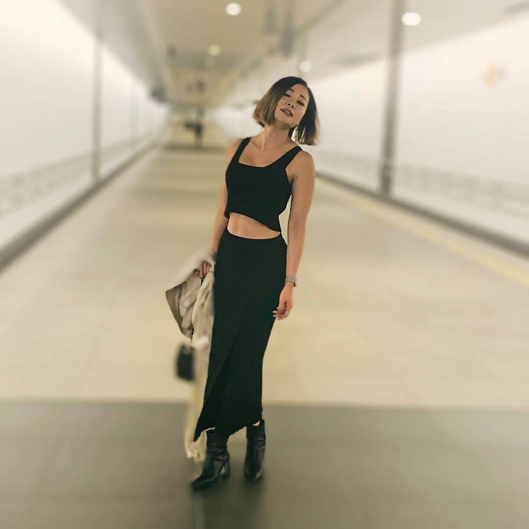 古渡奈々子のインスタグラム：「Thank God It's Friday!  最近、改めて本を読みながらノートに書きとめて、自分はどうだ？というのを細かく振り返っています。  左ページは本からの示唆、まとめ 右ページは自分のこと、これから  絞り出すのはなかなか苦しいんだけど、苦しい後の気持ちよさは ウェイトトレーニングの後に有酸素でびちょびちょに汗かいてから入るお風呂&サウナの気持ちよさに近く、とてもスカッとするんだなぁ。  心も身体も、苦しいことに向き合う瞬間はきついけど、その後についてくるご褒美は格別だよ☺︎  #ゴールドジム全店にサウナと水風呂を付けてください #そしてノートの字が汚い #小学校の時は美しい字で学校代表で出展されたのに #今の字は友達から男っぽい荒々しい字と言われる #さあ今こそ #日ペンの美子ちゃん #ていうかこの表情なに…」