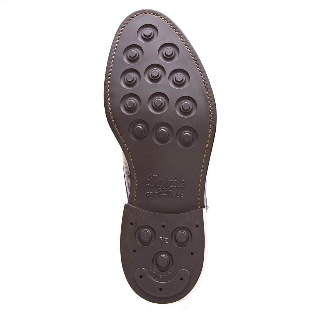 ユニオンインペリアルさんのインスタグラム写真 - (ユニオンインペリアルInstagram)「. アッパーレザーにはアノネイ社のエンボスレザーを採用しています。  同じレザーを使用している外羽根プレーンのダークブラウン（SU401）に比べてややダークに見えるのは、穴飾りやギザギザにカットされているパイピング部分をやや濃く染色することでメリハリをつけて立体感を演出するためです。  ボトムには、ダイナイトソールとストームウェルトを採用し重厚でカジュアル感のある仕上がりとなっています。  木型のシルエットにドレス靴のエッセンスが取り入れられているので、ジャケットやジーンズだけでなくオフィスシーンでも馴染みやすいスタイルの靴です。  UNIONIMPERIAL -Country- 日比谷okuroji店 & WEB 限定モデル art. SU403 size: 24.5cm〜27.0cm material: Annonay Alcazar Emboss @tanneriedannonay  color: Dark Brown Hand-sewn welted construction  Last: S50-1  3E 後方屈曲木型　足なりの新設計 Made in Japan price:¥48,000 + tax  #unionimperial  #ユニオンインペリアル  #hibiyaokuroji  #日比谷okuroji  #日比谷オクロジ  @hibiya_okuroji_official  #annonayleather  #後方屈曲木型  #後方屈曲木型は足なりに肉付きが中央から内側に寄って踵も内側に屈曲しています  #countryshoes  #countryshoe  #countrystyle  #mensfashion  #mensshoes  #dainitesole  #dainitestuddedsole  #ダイナイトソール  #classicshoes  #classicshoe  #ハンドソーンウェルテッド  #ハンドソーンウェルテッド製法  #handsewnwelted  #革靴  #革靴好きと繋がりたい  #断然革靴派  #革靴倶楽部」10月9日 6時27分 - unionimperial_official