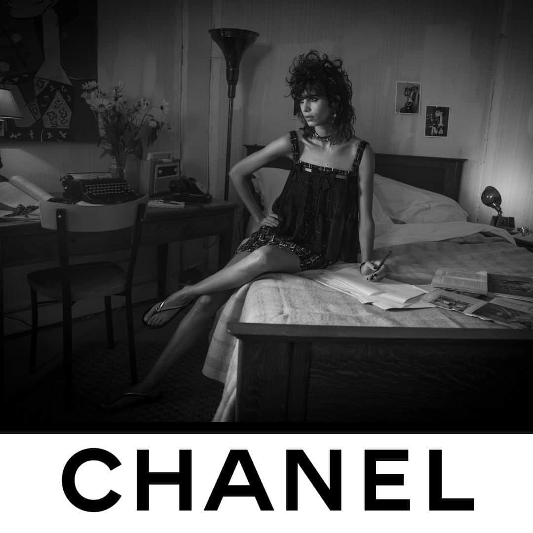 シャネルさんのインスタグラム写真 - (シャネルInstagram)「INTERIOR: BEDROOM. The delicate femininity of a layered dress — Mica Argañaraz wearing the CHANEL Spring-Summer 2021 Ready-to-Wear collection. Part of a series of 12 scenes photographed by Inez & Vinoodh.  See all the looks on chanel.com  #CHANELSpringSummer #CHANEL #PFW @Le19M #Le19M @MaisonMichel #MaisonMichel @Goossens_Paris #Goossens @InezandVinoodh #InezandVinoodh @Micarganaraz  © Succession Picasso 2020」10月9日 6時30分 - chanelofficial