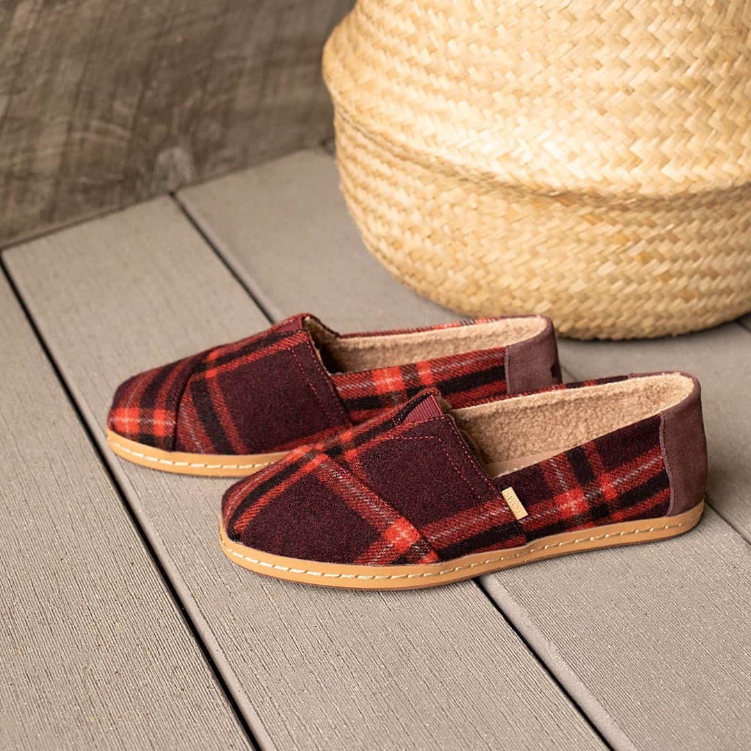 トムズシューズのインスタグラム：「And here we have two forever favorites: the shoe that started a movement, and arguably the perfect fall pattern—plaid.」