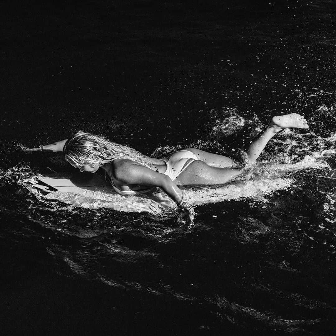 フェリシティー・パルマティアーのインスタグラム：「Have you ever tried night surfing?! If so, where did you do it? This was in the Mentawais」