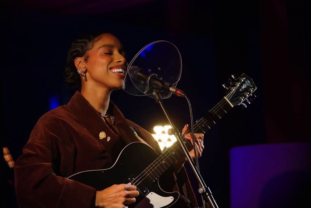 リアン・ラ・ハヴァスのインスタグラム：「Did a gig last night. Feeling pretty gassed. Thank you #friezemusic 🌻🖤🌻Photo by @nigepics」