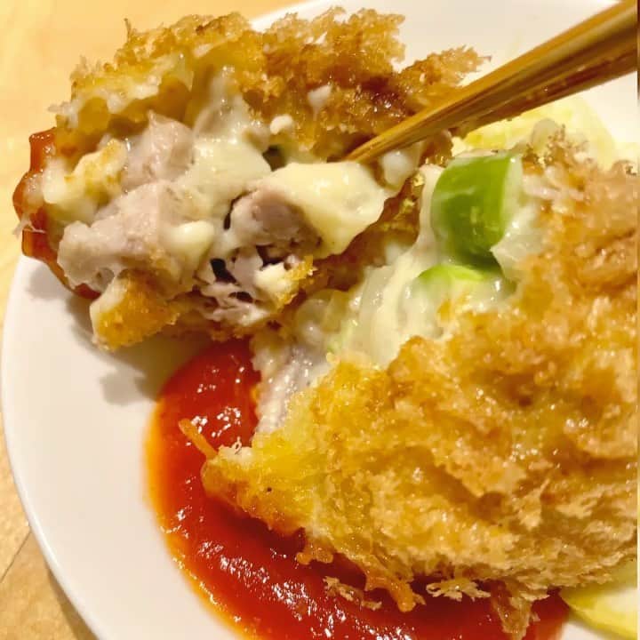 のインスタグラム：「※10月10日土曜日のランチはお休みさせていただきます、17時からの営業となります❗️ Go To Eat＠mori no tsukue♬BGM入り クリーミーであっさり😋なめらかな美味しさ豆乳クリーム/Soy milk bechamel sauceのヘルシー料理 ■ランチタイムは【豆乳湯葉グラタンと豆乳クリームコロッケのW豆乳プレート】 ■ディナータイムは単品で【岩中豚の豆乳クリームコロッケ】【豆乳湯葉グラタン】 ■Lunch 11:30-14:30/ Dinner 17:00-23:00 /テイクアウト＆デリバリー11:30〜ご予約お待ちしております03-3710-8383 感染防止徹底宣言:森の机は東京都新型コロナウイルス感染症対策本部による飲食店の感染防止対策に基づき営業しております。 消毒、除菌はもとより【換気】エントランス、スタッフ通用口のドアの常時開放及び店内４面の窓による換気。 【距離】キャンドルを置いた空席テーブルによりお隣とのお席の距離をゆったりと確保し感染防止対策を適切に実施しています。  #森の机 #恵比寿森の机 #morinotsukue #ebisugourmet #恵比寿グルメ #恵比寿レストラン #恵比寿界隈の美味しい店 #女性にオススメ恵比寿ランチのお店 #豆乳コロッケ #豆乳湯葉グラタン  #豆乳グラタン」