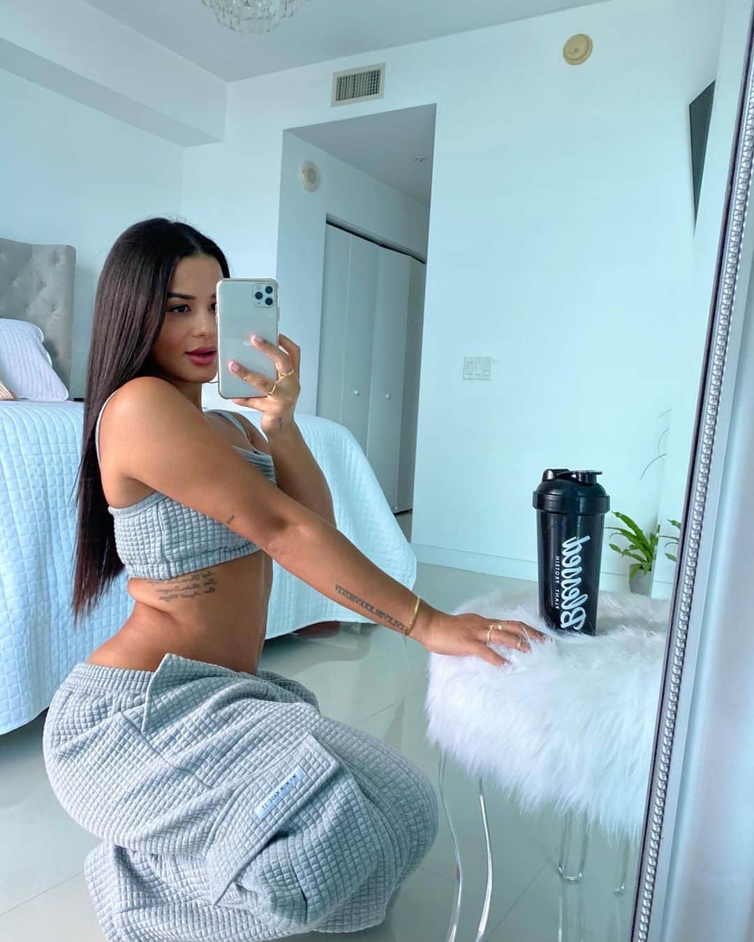 Katya Elise Henryさんのインスタグラム写真 - (Katya Elise HenryInstagram)「“There may possibly be people out there that have more talent than you, but there’s NO EXCUSE for anyone to work harder than you.” - Derek Jeter ⁠* * Work hard, train harder, then relax and recover with Blessed Protein!! The wholesome plant based protein goodness inside this recycled tub contains an unparalleled formulation of the finest 100% sustainable raw ingredients to bless your body. go to www.ehplabs.com & use code KATYA10 for money off 💯」10月9日 7時03分 - katyaelisehenry