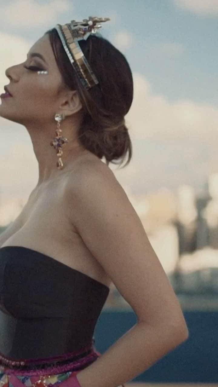 Gabriela Salesのインスタグラム：「E hoje no Dia do Nordestino eu queria fazer esse #tbt tão importante pra mim! Representar minha região, meu estado ao som de uma composição do meu pai @medeiros.almir não poderia ter sido mais significativo. Lembro bem quando, ainda ainda criança, ouvi a primeira vez essa música que remete a todos os folguedos alagoanos, desde o chamamento do sino da igreja até cada batida que representa um a um os nossos folguedos. Mais tarde a composição se tornou a abertura de um dos programas que mais exaltava nossa cultura local, o Terra e Mar (quem é alagoano lembra). Cada fita na saia simboliza um pouco da nossa cultura e do meu orgulho, do nosso Reisado, indo pelo Guerreiro, Fandango ao Pastoril. Somos muito ricos de amor ❤️ Viva o Nordeste!」