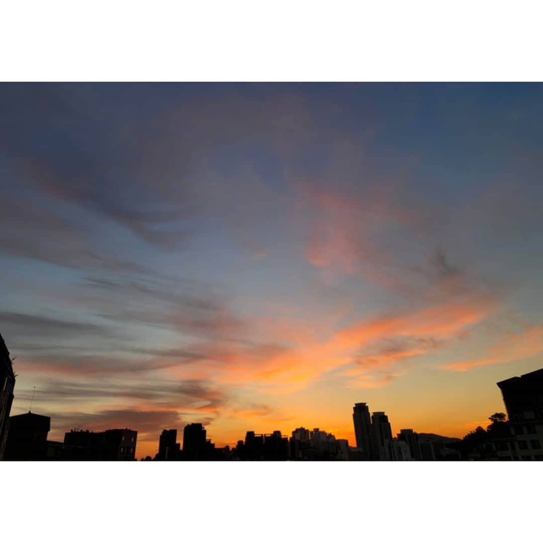ソ・ユジンさんのインスタグラム写真 - (ソ・ユジンInstagram)「오늘도 멋진하루보내세요 ! 저는 #새벽촬영 ~」10月9日 7時01分 - yujin_so