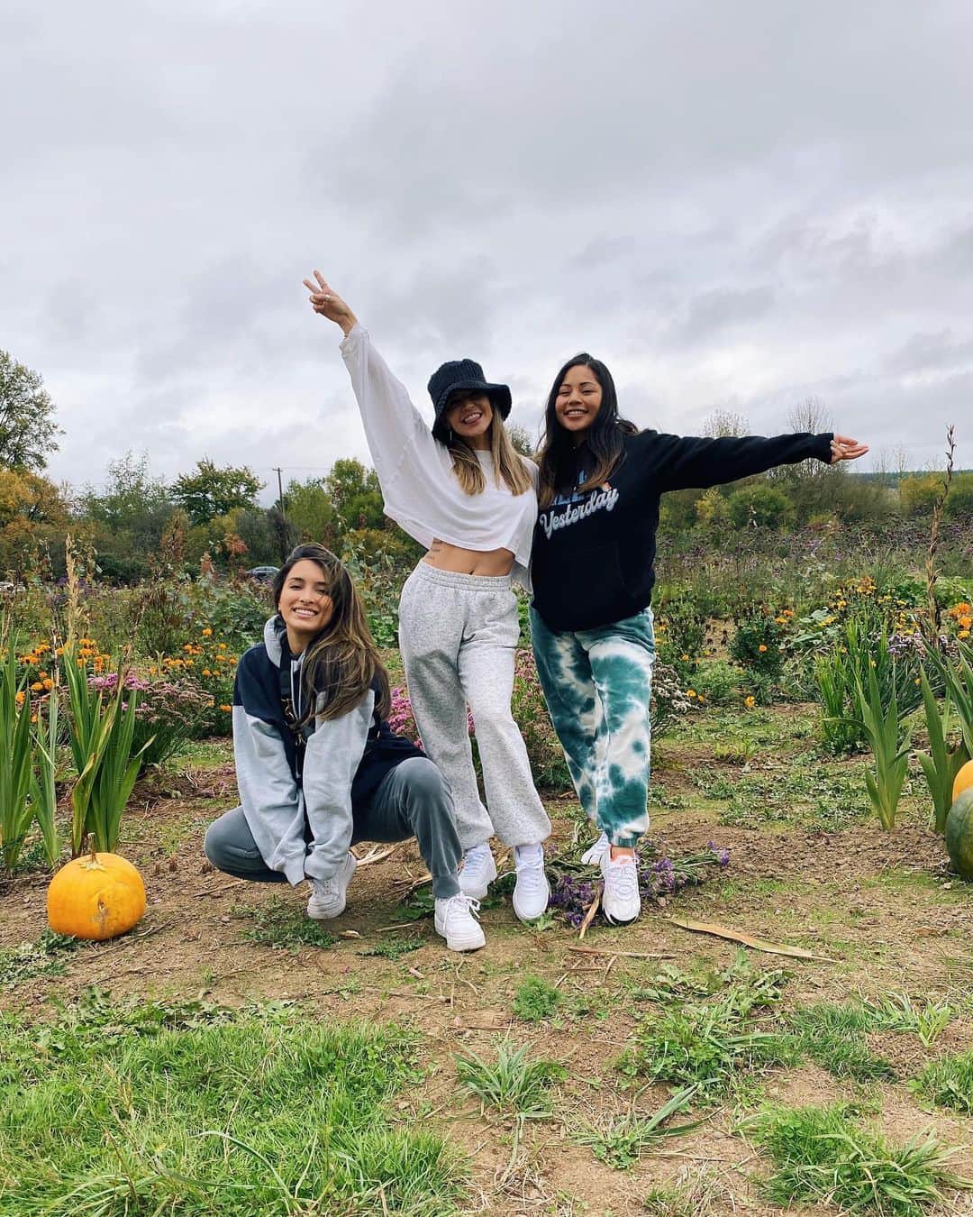 Nikki Blackketterさんのインスタグラム写真 - (Nikki BlackketterInstagram)「found a Dairy Queen and a pumpkin patch in the middle of nowhere 🎃🌻✨ #roadtrippin」10月9日 7時11分 - nikkiblackketter