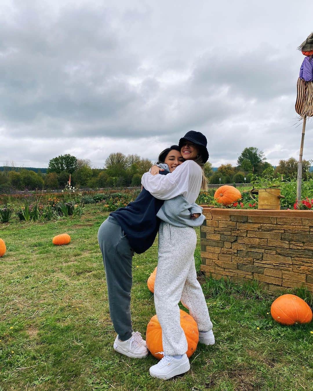 Nikki Blackketterさんのインスタグラム写真 - (Nikki BlackketterInstagram)「found a Dairy Queen and a pumpkin patch in the middle of nowhere 🎃🌻✨ #roadtrippin」10月9日 7時11分 - nikkiblackketter
