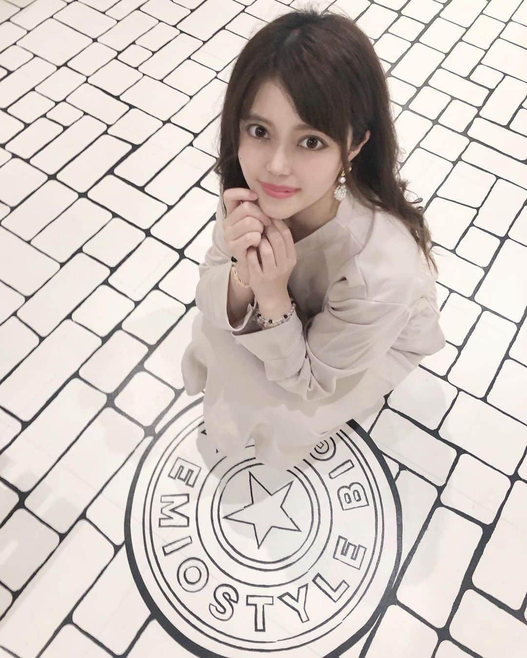 のインスタグラム：「おはよー！🥰 実は  @mariafashiongram   のアンバサダーに就任させていただきました🥰✨  インスタのおかげで色んなアンバサダーをさせていただき、とても嬉しいです🌷❤️  これもいつもDMやコメント、いいね、保存で応援してくださる皆様のお陰です☺️  本当にありがとうございます🥰✨  そしてこれからもよろしくお願いします( ♥ᴗ♥ )  #MARIAコーデ　#MARIA #MARIAアンバサダー　#シンプルコーデ #セットアップ #セットアップコーデ #ベージュコーデ #153cmコーデ #低身長コーデ #骨格ウェーブ #カジュアルコーデ #オフィスコーデ #きょこ #ファッションコーデ　#あかりんコーデ」
