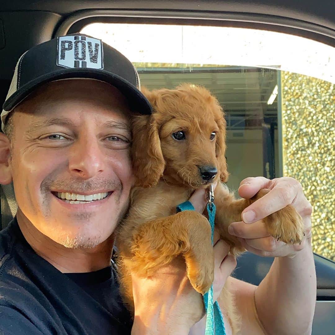 スティーブのインスタグラム：「Call me stupid but the person we adopted Sky from said he was a boy. His papers said he was a boy. I’m no vet but We had our doubts and today Sky’s true gender was revealed!! Lol  SKY the he is really a she and is the first girl in the POV clan!! Welcome Sky!! And she loves cars!! #goldendoodle #puppy #ゴールデンデゥードル #子犬  スカイチャンはオスだと言われたが先生に確認したところ実はメスだった。爆笑🤣　どちらにしろう可愛くてたまらない！スカイのこともこれからよろしくお願いします🤲」