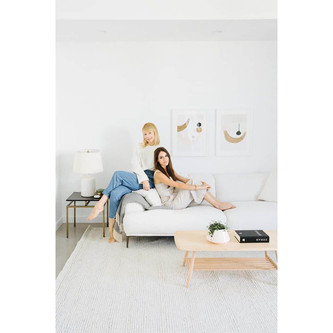 エリン フェザーストンのインスタグラム：「With my client @laureneff, cofounder of @editmediagroup in her newly reimagined West Hollywood loft. I love how bright an airy this space is now. Layers of textural whites anchored by this gorgeous coffee table from @lercolanidesign make this space feel fresh and modern. Check out my stories for the full before and after tour.」