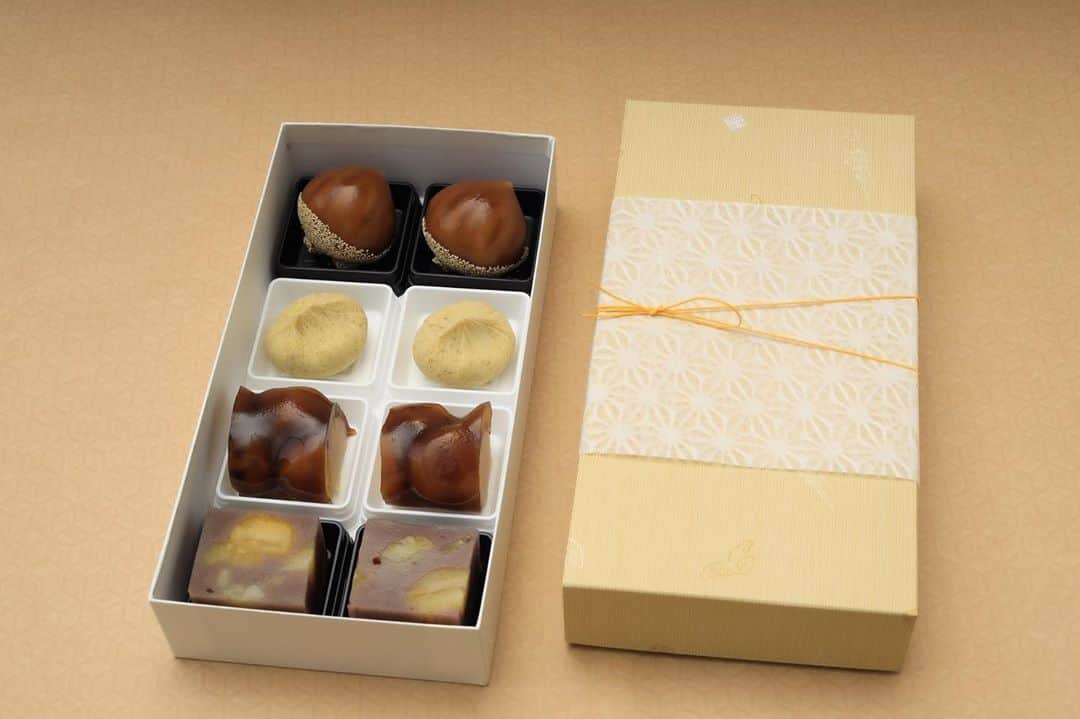 Toru Tsuchieさんのインスタグラム写真 - (Toru TsuchieInstagram)「今日の和菓子はきんとんで作った #モンスター です。 昨日から販売してます！  栗づくしセットの箱が入荷しましたので お待ちの皆様に発送いたします。 引き続きご注文お待ちしています。  フェイスブックページのいいね！もよろしくお願いします。 https://www.facebook.com/shishisu/ I would like a job request from you. Today's wagashi is #monster with Kintoni.  The sweets I've made for the shooting. #福泉堂  #和菓子  #出雲 #怪物 #🎃 #ハロウィン #Halloween #目玉 #販売中 #sweets #ねりきり  #お菓子」10月9日 7時19分 - choppe_tt