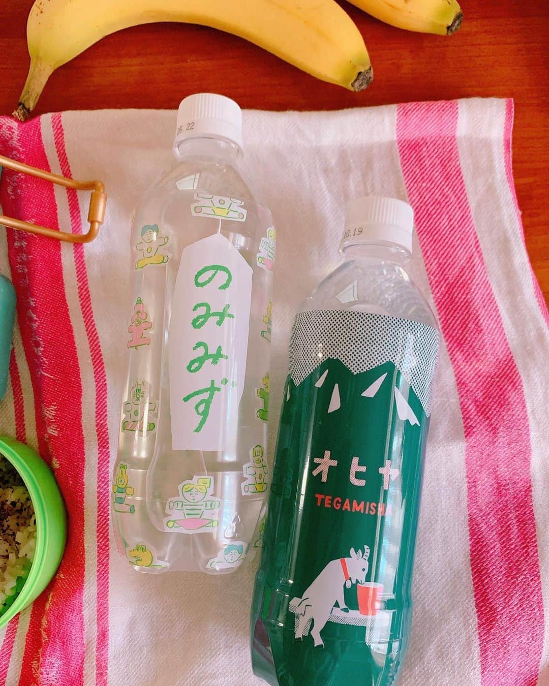 のインスタグラム：「かわええお水に出逢いました🥰 むすめっこたち、よろこんで持っていきます☺️ あまりにかわええので一度きりではMOTTAINAI 洗って乾かして お水入れ替えて持っていかせてますw 台風です みなさまお気をつけてお過ごしくださいね🍀 わたしはピエタの自主練に励みますっ🥶✊🏻🥶✊🏻🥶✊🏻‼️ #のみみず #オヒヤ #本とコーヒー手紙舎  #@tegamisha #手紙舎2ndstory」