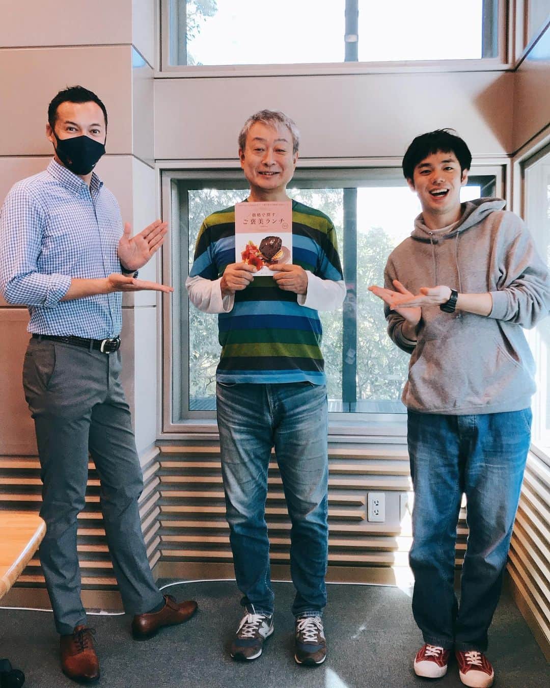 三好ジェームスのインスタグラム：「弓削聞平さんの新しい本が出版されています！ 『価格で探すご褒美ランチ』  すっごく使いやすい^_^ ランチのお店が価格別で紹介されています！  毎週火曜日のrkbラジオ、オトナビゲーションでご一緒させてもらっています！  #弓削聞平 さん#価格で探すご褒美ランチ#ご褒美ランチ#福岡ランチ#フリーエディター#本#book#lunch#オトナビ#オトナビゲーション#RKBラジオ#赤塚亮太郎  くん」
