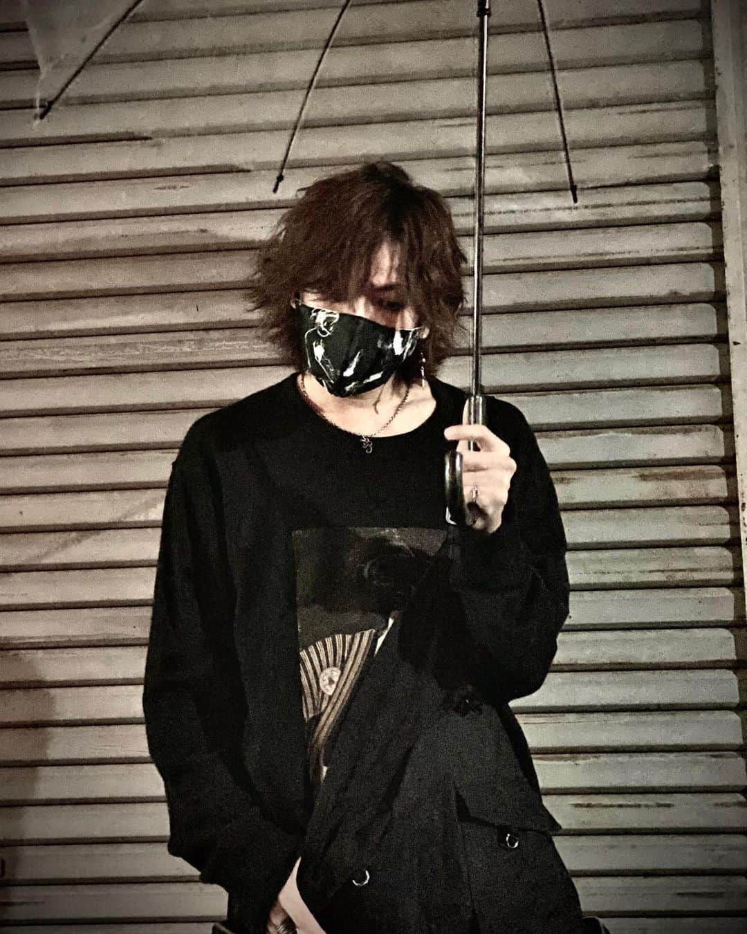 鋲のインスタグラム：「It's raining.﻿ I am a rain man.﻿ ﻿ #byo #gunda #ガンダ #guernika #ゲルニカ #mask #マスク #FR(13)NDS #オーバーオール #fashion #tokyo #swag」