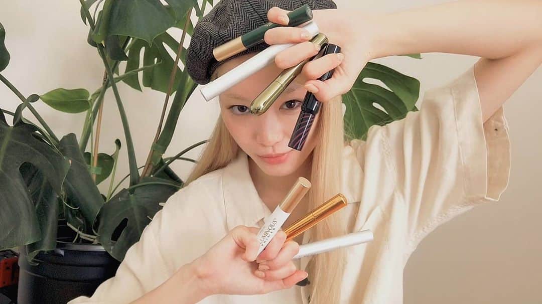 フェルナンダ・リーのインスタグラム：「Coloured mascara recommended video is up 🤠  I hope my master plan of convincing other people to wear coloured mascara and in turn beauty brands releasing more colours will be a success.  https://youtu.be/nhFBeDW1zSA Or clicky click through on my profile.」