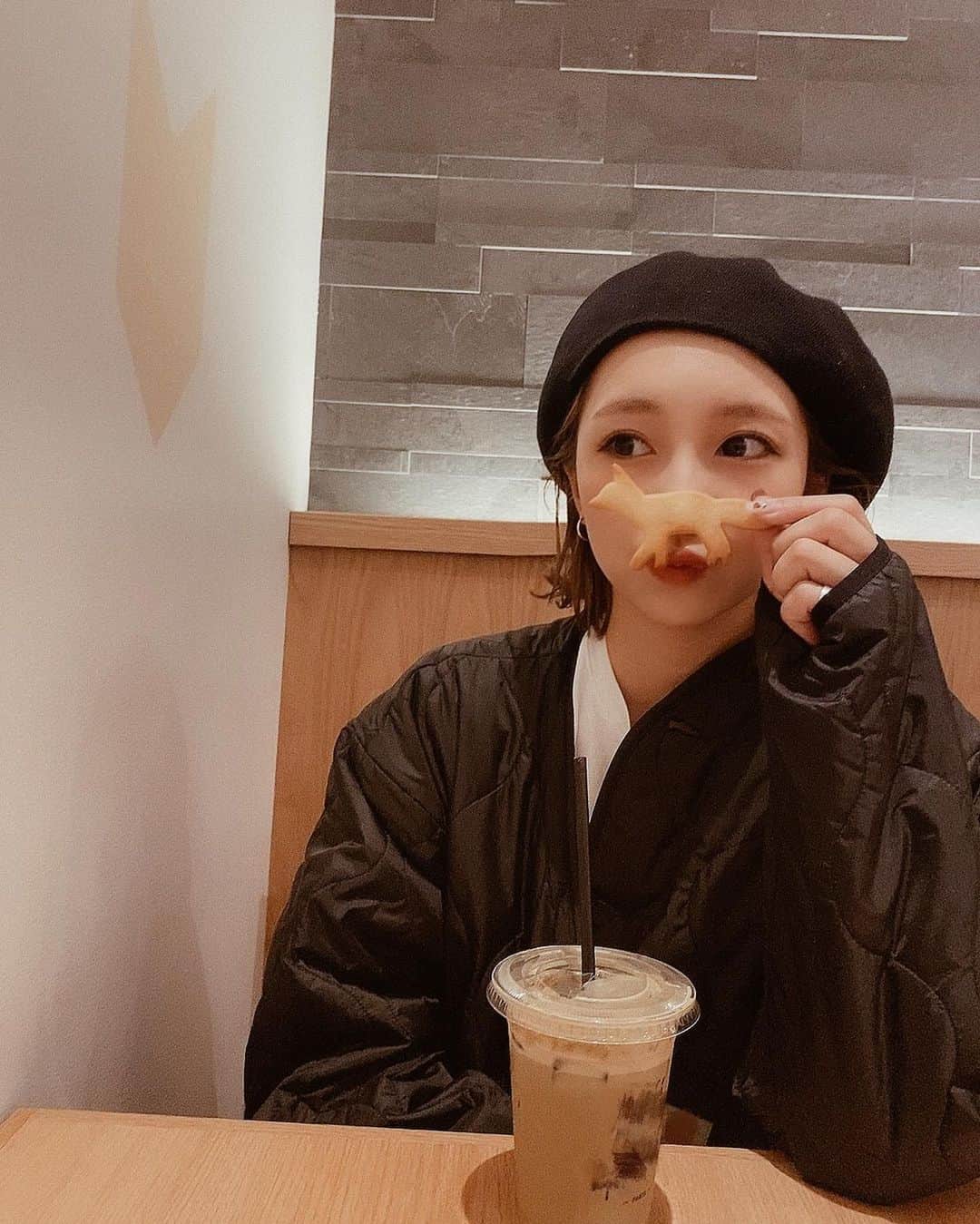 MIYUのインスタグラム：「キツネさんが乗るまで…🦊﻿ ﻿ ﻿ ﻿ ﻿ ﻿ キツネさんの形のサブレ🍪﻿ めっちゃ可愛くないですか？？(笑)﻿ ﻿ ﻿ ほうじ茶ラテの上に乗せました〜﻿ 乗せてる途中に落としかけて﻿ 焦りましたが、無事でした！(笑)﻿ ﻿ ﻿ ﻿ これもたい焼きと一緒で﻿ どっちから食べるか迷いました。﻿ ﻿ ﻿ さぁ、私は﻿ どこから食べたでしょう〜？？🙂﻿ ﻿ ﻿ ﻿ ﻿ ⋆٭⋆⚾︎- - - - - - - - - - - - - - - - -⚾︎⋆٭⋆﻿ ﻿ ﻿ ﻿ ﻿ ﻿ 台風が接近していますね、、！﻿ 同時にすごく寒くなってきているので﻿ 体調には本当お気をつけください🙇🏼‍♂️✨﻿ ﻿ ﻿ ﻿ 本日、18:00〜PLAY BALLです！﻿ バファローズへのご声援﻿ 宜しくお願いします🔥﻿ ﻿ ﻿ ﻿ ﻿ #オリックス #Bs2020 #BsGirls #オリ姫﻿ #野球 #プロ野球 #オリックスバファローズ #超革新系﻿ #野球女子　#野球好き　#京セラドーム大阪　﻿ #ほっともっとフィールド神戸　﻿ #カフェ　#ほうじ茶ラテ　#京都　#京都カフェ﻿ #baseball #ORIX #Buffaloes #BINNOVATION﻿ #MIYU #miyu_337  #🐼 ﻿ ﻿ ﻿」