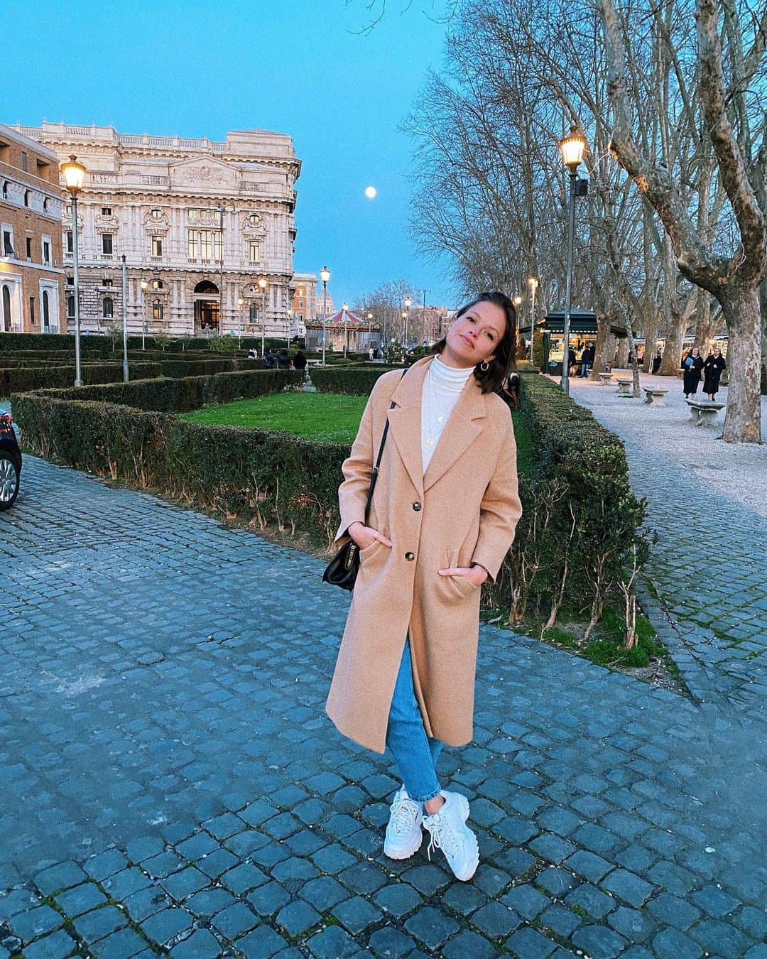 アガサ・モレイラのインスタグラム：「#tbt Rome moon 🌝」