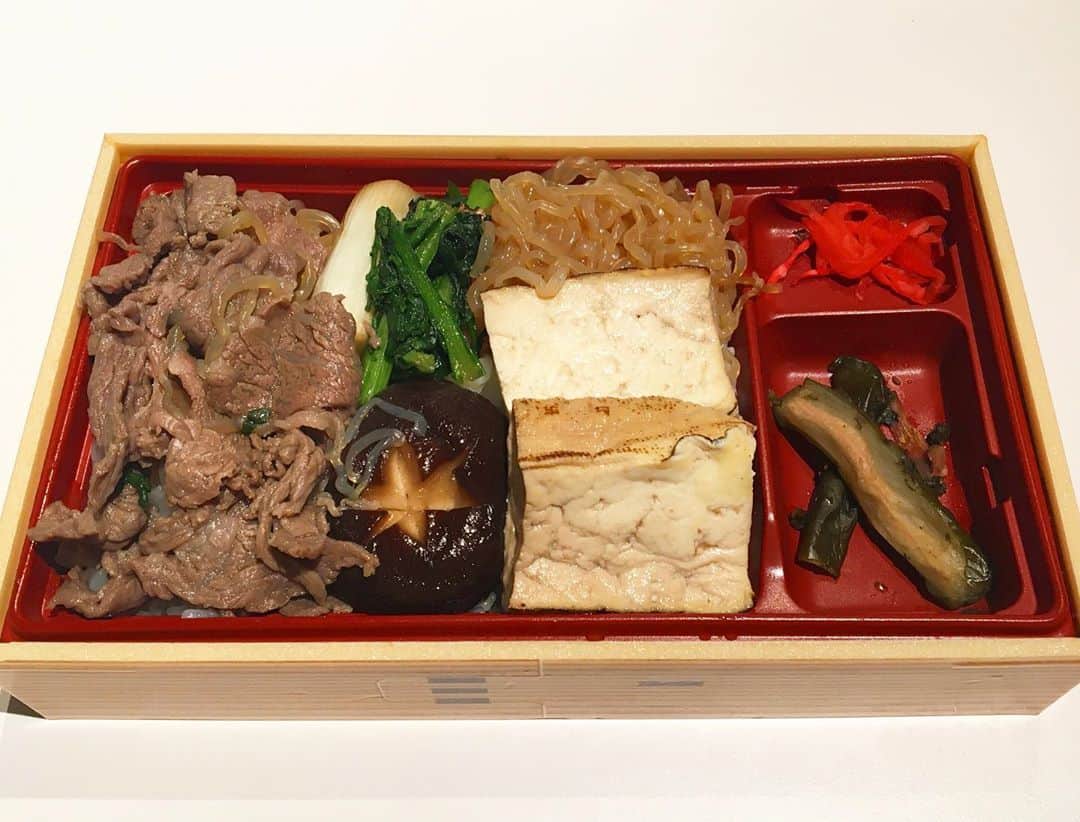 千眼美子のインスタグラム：「・ すき焼き弁当がすきや。 🍲 #お昼ご飯 #お弁当 #すき焼き」