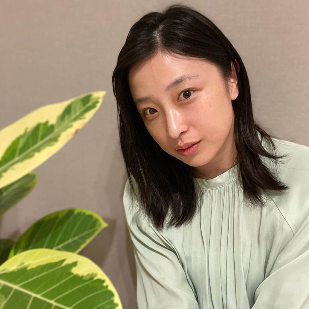 のインスタグラム：「無加工の素顔写真🤳﻿ 人生で初めて、クリスティーナ　ハーブピーリング﻿ してきました✨﻿ フェアちゃんのお友達の﻿ @haruka_mori__ さん がやっているエステサロン﻿ @beautysalon_andu さんで！✨﻿ ﻿ くすみとか浮腫が全て取れて不思議。﻿ ハーブのやつ顔にのせるだけなのに！！﻿ すごい🥺びっくりです。  ホットペッパービューティーから ご予約できます。 男性の方は、 line@のほうで、お問い合わせしていただければ。  #クリスティーナ　#ハーブピーリング﻿ #エステサロン　#馬車道　#横浜﻿」