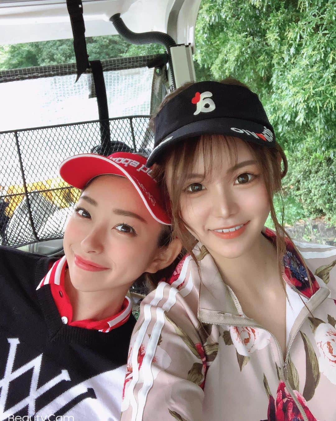 のインスタグラム：「. 朝から晩まであやちゃんと一緒♡ @aya27_golf  . 仲良しだったらずっと居られる☺️✨ . プチコンペギリギリ80台❣️ 楽しかった⛳️💓 . . . #ゴルフ#golf#⛳️#ゴルフ女子#ゴルフ好き#ゴルフウエア#ゴルフコーデ#ゴルフスイング#골프 #골프웨어 #골프스윙 #여행 #해외여행 #골프스타그램 #골프중독 #와인 #소주 #좋은시간  #コンペ#仲良し#ずっと酒」