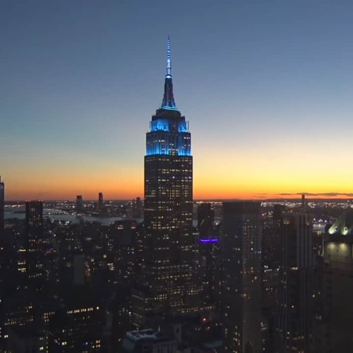 オノ・ヨーコのインスタグラム：「HAPPY BIRTHDAY JOHN! It's lit! The @empirestatebldg is lit up sky blue with a white ☮ peace sign - to kick off the celebrations for @JohnLennon's 80th Birthday #JOHNLENNON80   Live Stream here: esbnyc.com/about/live-cam  #GIMMESOMETRUTH #IMAGINEPEACE #IMAGINE #johnlennon #happybirthday #NYC」