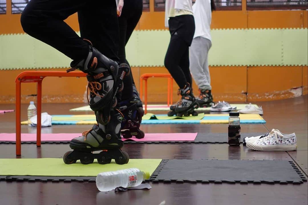 安床エイトさんのインスタグラム写真 - (安床エイトInstagram)「Skate Yoga on vert. @ascschool #skateyoga #yoga #inlineskate #lesson #class #vert #halfpipe」10月9日 8時01分 - eitoyasutoko