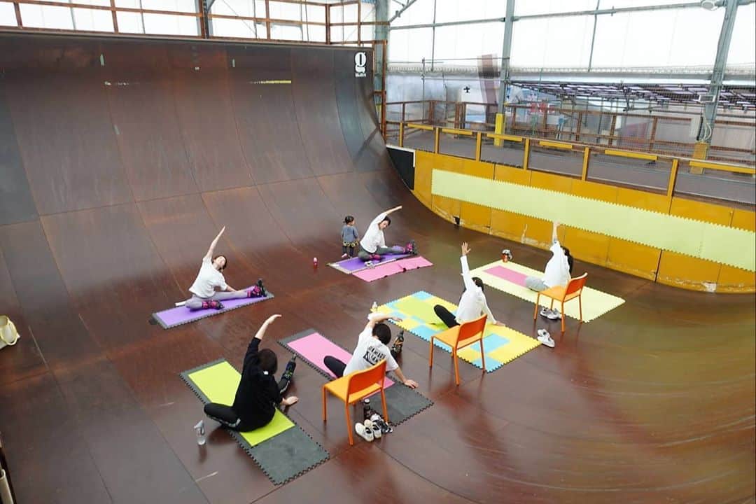 安床エイトさんのインスタグラム写真 - (安床エイトInstagram)「Skate Yoga on vert. @ascschool #skateyoga #yoga #inlineskate #lesson #class #vert #halfpipe」10月9日 8時01分 - eitoyasutoko