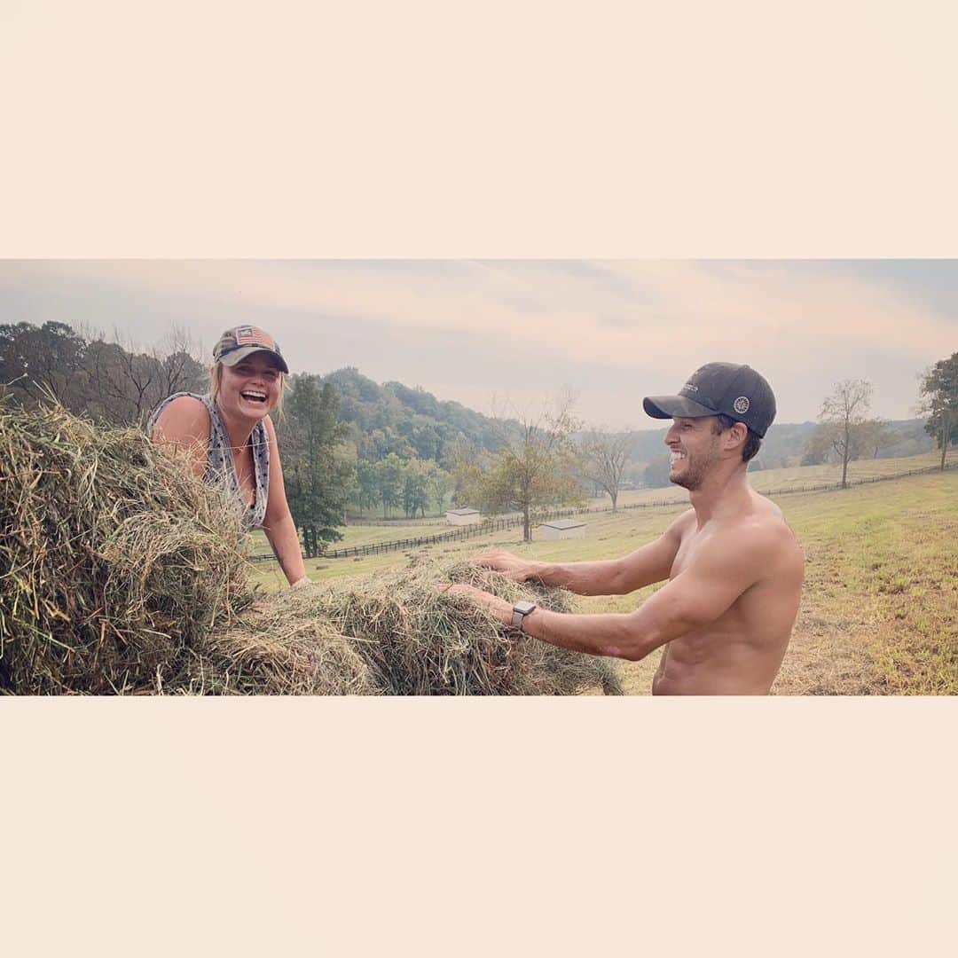 ミランダ・ランバートさんのインスタグラム写真 - (ミランダ・ランバートInstagram)「Make hay while the sun shines y’all! ☀️  Thanks @t_man_photo and Jerry for gettin the pony’s all fed for the winter  #haygirlhay #shirtlessfarmhusband #yourewelcome💙 #farmfresh #johndeeregreen #hayday」10月9日 8時15分 - mirandalambert