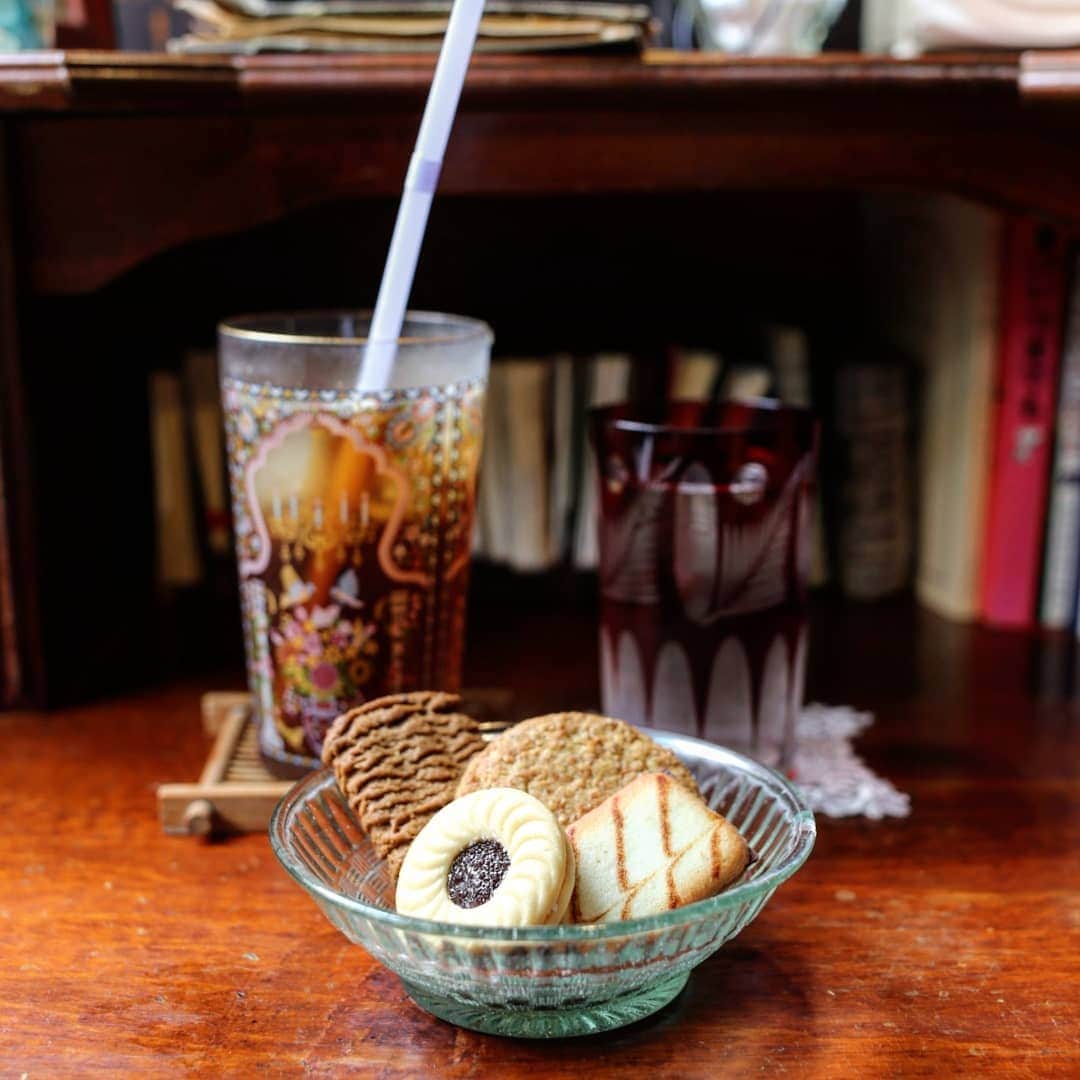 く～さんのインスタグラム写真 - (く～Instagram)「おはようございます☔  雨が似合う場所。 お喋り禁止だし、お一人で来られる方ばかりだし、読書もはかどる。いい気分転換。  そして私はいつもドリンクとクッキーを頼んでしまうのです🍪  帰り道の彼岸花がとてもキレイでした✨  #カフェ #カフェ巡り #カフェ部 #高円寺カフェ #高円寺 #クッキー #アイスティー #読書の秋 #cafephotography #cafe #yummy #igersjp #tokyocafe」10月9日 8時19分 - cafecafecoo