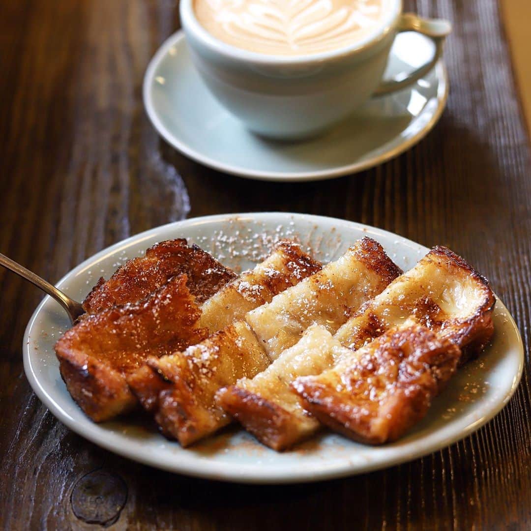 きょん。さんのインスタグラム写真 - (きょん。Instagram)「.  .  MUGNUM COFFEE  心斎橋 ＜mill pour＞の姉妹店 @magnumcoffee2059  in 篠山。  大阪屈指の繁華街と 人里離れたこの地との ギャップが素敵。  肌寒かった外気温と ラテ&フレンチトーストの アットホームな温もりとの ギャップも素敵。  #MUGNUMCOFFEE #coffee#breakfast#sasayama」10月9日 8時24分 - kyon_tokiiro