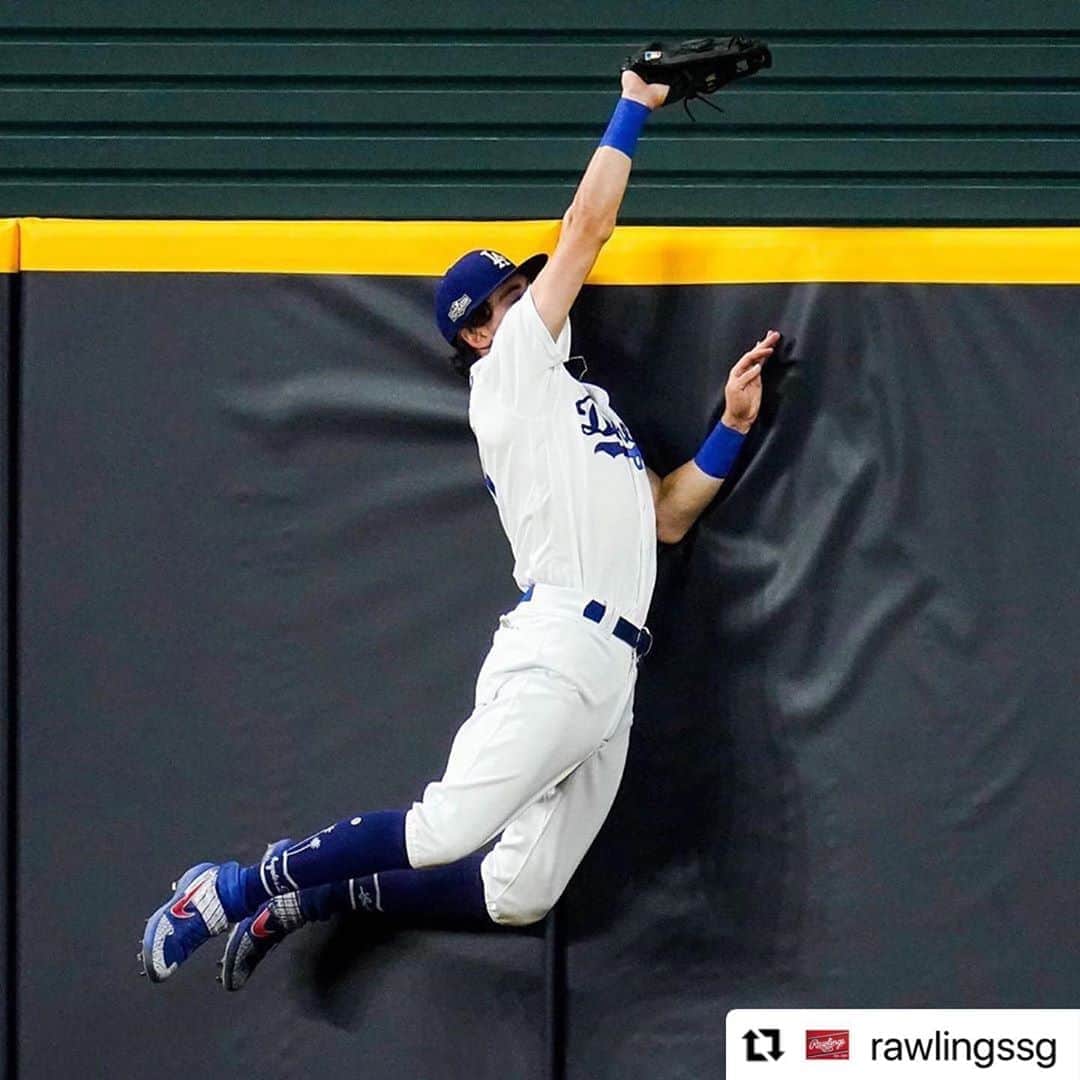 のインスタグラム：「#Repost @rawlingssg with @make_repost ・・・ We’d like to report a robbery. Suspect is wearing a gold patch. @cody_bellinger #TeamRawlings #TheMarkOfExcellence   #Repost (via: @mlb) @rawlings_japan_llc」