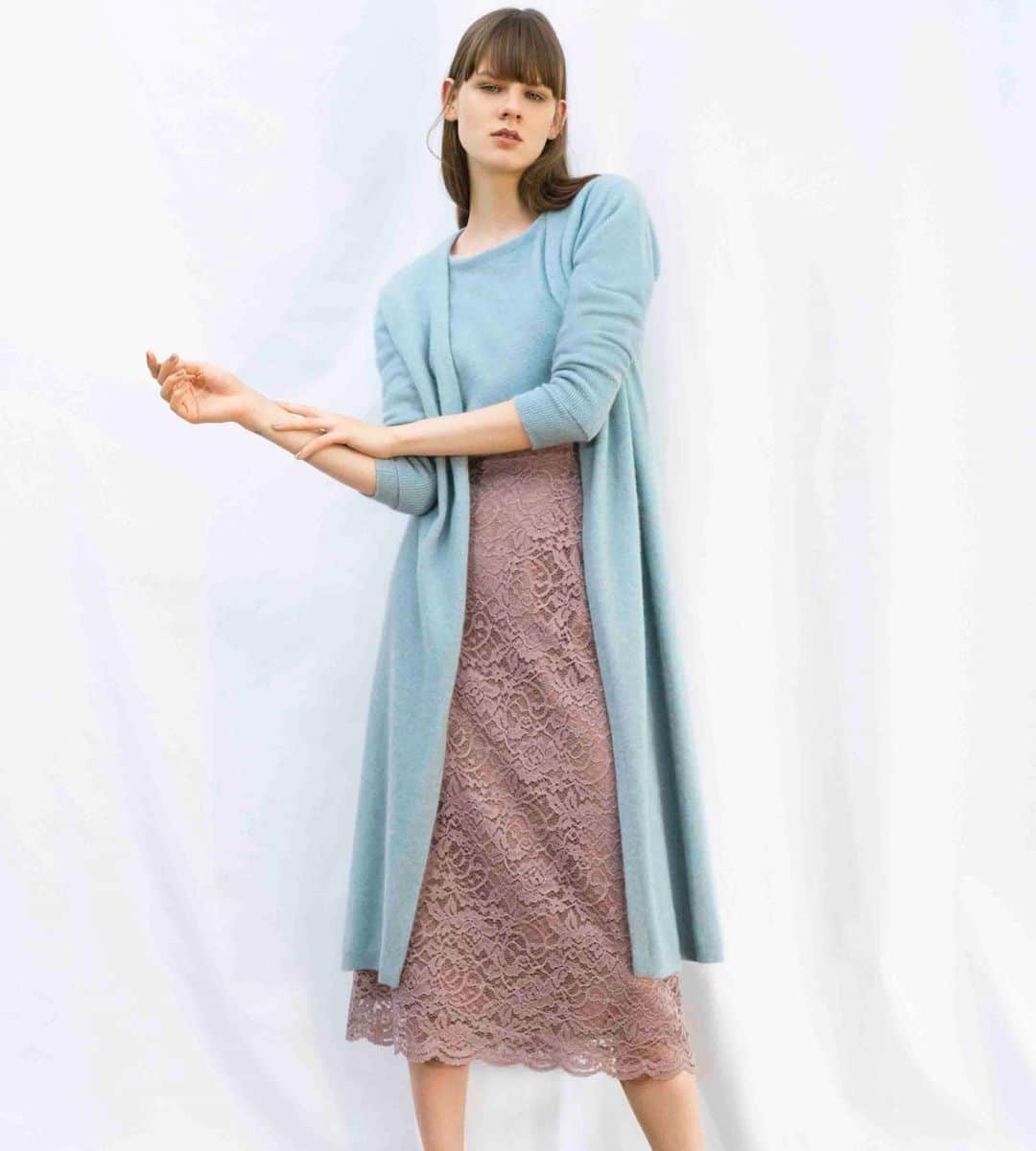 cdec_official Aesthetic Senseのインスタグラム：「2020AW New ARRIVAL . 今シーズン注目のグリーンを主役に。 ミモレ丈のレーススカートと合わせれば、華やかで鮮度のあるスタイリングに。 . .  #クードシャンス #2020秋冬 #AUTUMN #秋コーデ  #秋スタイル #トレンド #華やかコーデ　#カジュアルコーデ  #細見え #着回しコーデ  #着回し #大人カジュアル #休日コーデ #ファッション  #大人コーデ  #大人コーディネート #今日のコーデ #今日のコーディネート #カタログ #お洒落さんと繋がりたい #お洒落さんとつながりたい #ファッション好きな人と繋がりたい #モデル #大人女子 #大人女子コーデ #テレワーク#ロングカーディガン#アンサンブル」