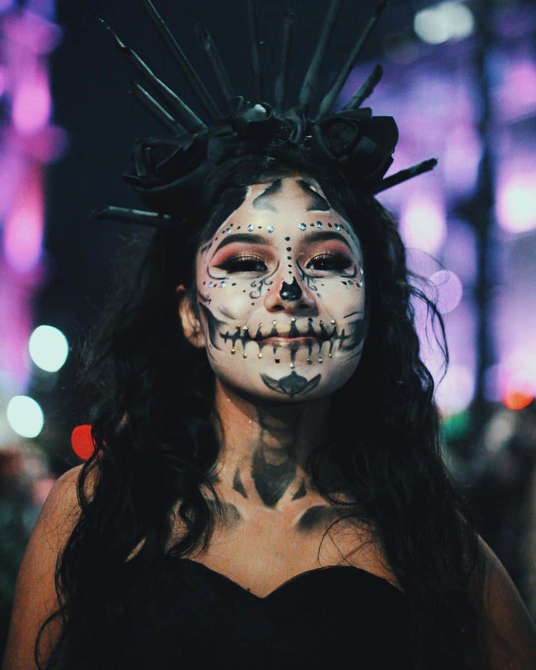 のインスタグラム：「Como seguramente no se hará nada de manera oficial (gracias Covid), decidí crear la #MarchaVirtualDeDiaDeMuertos 💀 le voy a rascar a ocho años (o algo así) de documentar ese día.  #Catrina #catrinamakeup #makeup #skullgirl #sugarskull #diademuertos #dayofthedead #mexicocity #elchadsantos #adorama #gettyreportage #magnumphotos #natgeo #catrin #adorama」