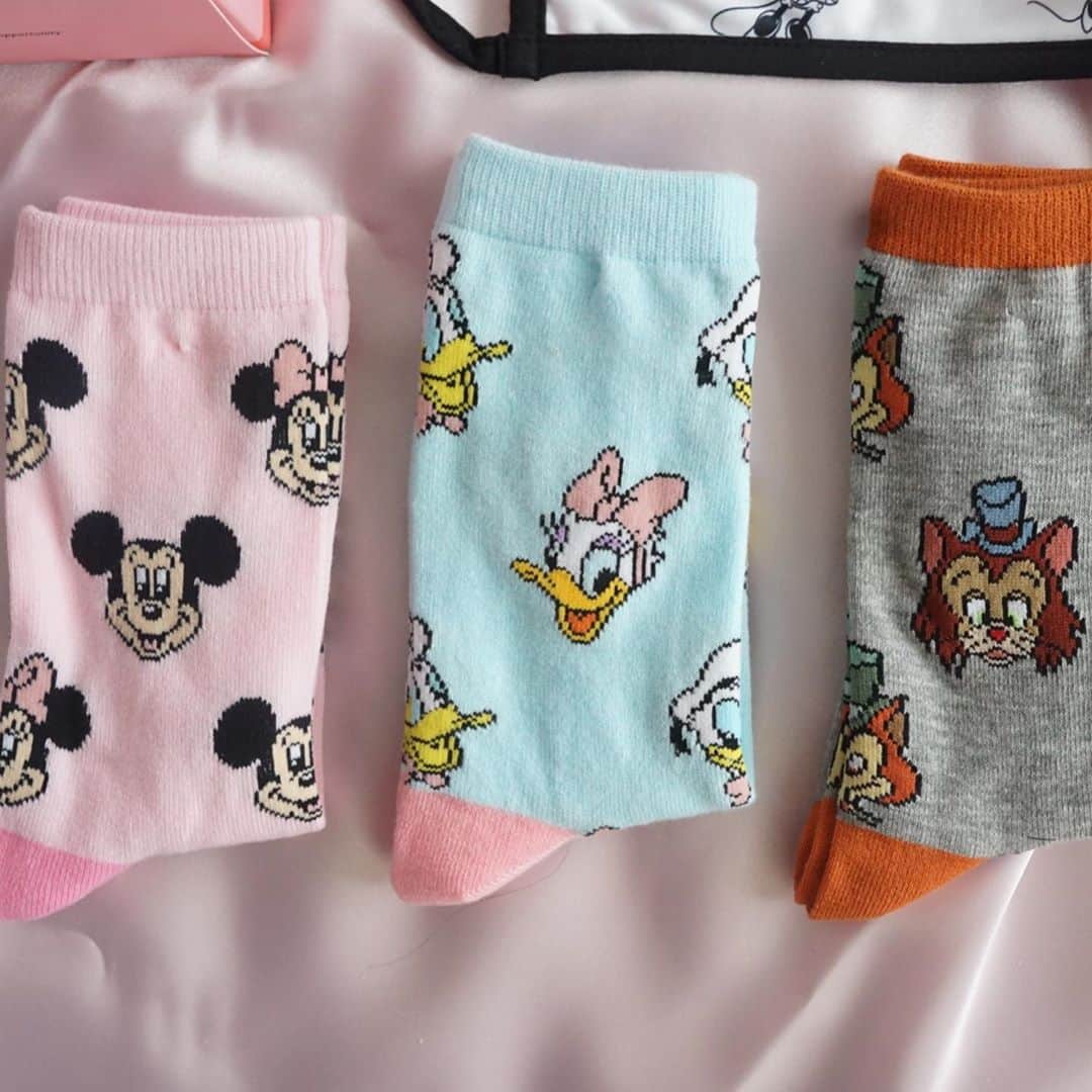 ルナさんのインスタグラム写真 - (ルナInstagram)「𝐝𝐢𝐬𝐧𝐞𝐲 𝐬𝐭𝐨𝐫𝐞 💓﻿ ﻿ 先日GETしたものたち😆﻿ ﻿ ✔️3足1000円の靴下セット﻿ 　　なんと！ギデちゃんがいたの🥺❤️﻿ 　　これは即買い😆﻿ 　　ミキミニとドナデジも可愛かったので🤭﻿ ﻿ ✔️マスク﻿ 　　これはずっと狙ってたやつ❤️﻿ ﻿ ✔️フラミンゴレギンス@flamingo.leggings﻿  @taeri__taeri ちゃんがイメージモデルの﻿ 　　着圧レギンスなの😆✨﻿ 　　パッケージが可愛すぎる🤭﻿ 　　締め付け感もちょうど良くて﻿ 　　寝るときに履いてるんだ🙆‍♀️﻿ 　　銀イオン配合の抗菌防臭加工﻿ 　　されてるところも良き⭕️﻿ ﻿ ＊﻿ ＊﻿ ＊﻿ ﻿ #着圧レギンス #フラミンゴレギンス #レギンス #テリちゃん #ディズニーストア #ディズニーストア新商品 #ディズニーストア購入品 #ディズニーマスク #ミッキーマスク #ディズニー靴下 #ギデオン #ギデちゃん #ミッキー #ドナデジ #ドナデジグッズ #ディズニーグッズ #ディズニーデザイン #ディズニー好きと繋がりたい #disneystore #disneygram #disneyphoto #disneymask #disneysocks #leggings #taeri」10月9日 8時47分 - runakumaa