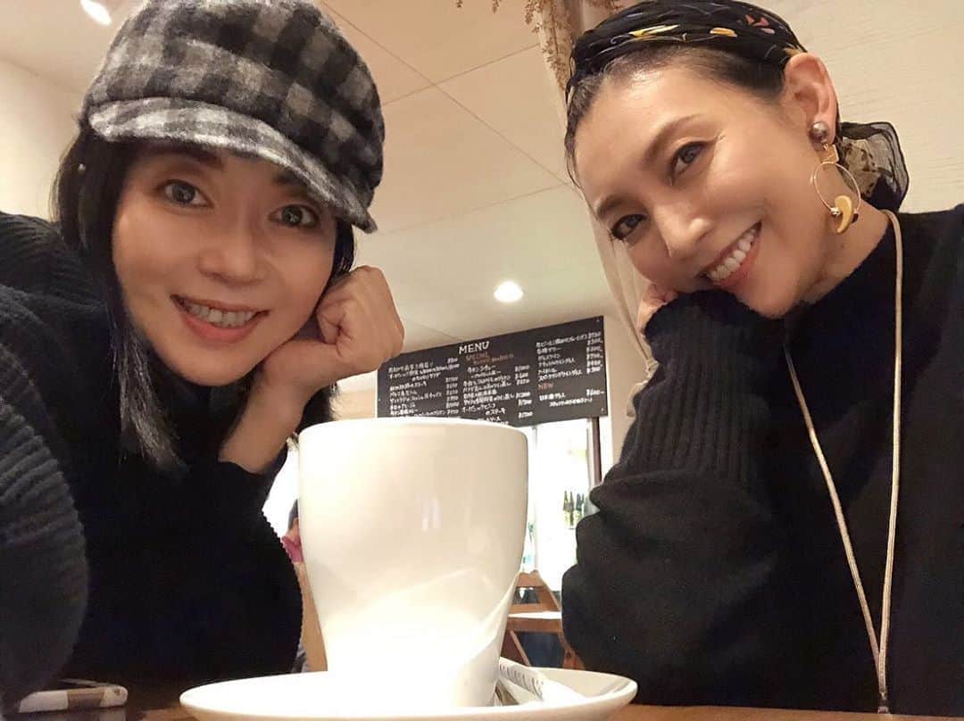 田中美里のインスタグラム：「昨日はあやちゃん　@ayayakko19 にジンノビでオーダーしてくれていた帽子を渡してきました。  グレーのチェックキャスケット、とても可愛く被りこなしてくれてありがとう。 　 急に寒くなってニットがちょうどよかったです。  #jinnobeatshitecassie #ジンノビ #帽子 #江藤あや　ちゃん  #撮影時のみこの距離で」