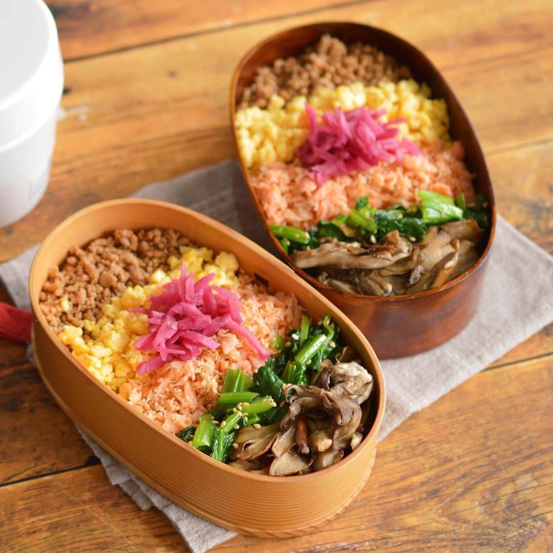 yukiyoのインスタグラム：「2020.10.9* ・ #金曜日のそぼろ弁当 ・ 肉そぼろ 玉子そぼろ 鮭フレーク 小松菜ナムル 舞茸塩炒め 自家製の紅生姜 ・ お湯を入れるお味噌汁 ・ ・ やっと金曜日 でも台風来ますね。 被害がありませんように。 ・ 今週もお疲れ様でした。 ・ #そぼろ弁当 #金曜日の乗っけ弁当 #乗っけ弁 #お弁当 #obento #bento #lunch #lunchbox #onthetable #japanesefood #暮らし #曲げわっぱ #lin_stagrammer #ロカリ #おうちごはんLover #マカロニメイト #IGersJP」