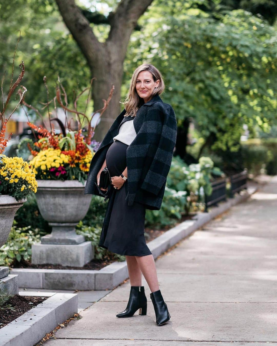 Anna Jane Wisniewskiさんのインスタグラム写真 - (Anna Jane WisniewskiInstagram)「You know what always fits, even when you’re 9 months pregnant and you can only wear your husband’s t-shirts around the house?  Coats and boots.  And lucky for ALL of us that @saksoff5th is running a 40% OFF sale on coats, boots, and more cold weather items until 10/12!  I’ve had my eye on this @theory coat since last year and I was so happy to snag it for 70% off. Be sure to check out my other coats and boots pick (I think you’ll approve, because, coats really are my speciality) #ad @shopstyle #SaksStyleForLess  #37weeks #pregnancystyle 📸 @ironandhoney」10月9日 9時06分 - seeannajane