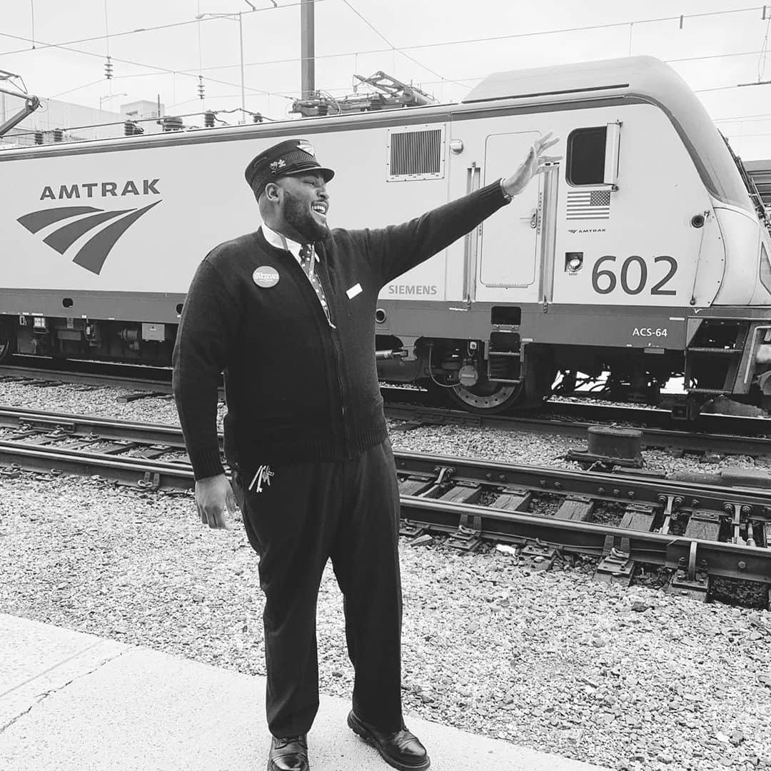 E! Onlineさんのインスタグラム写真 - (E! OnlineInstagram)「On the perfect track: 14-year-old train lover ➡️ official Amtrak conductor. 🥺 (📷: @philmartinjr)」10月9日 9時01分 - enews