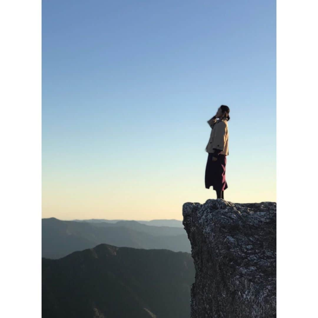 塚田文さんのインスタグラム写真 - (塚田文Instagram)「和歌山県の生石高原(おいし)  紀美野町と有田川町にまたがる標高870㍍の 生石ヶ峰に広がるススキの名所です。 県立自然公園に指定されています。  今が見頃なんですって。  写真は2018年の見頃を過ぎたころ。 また行きたい場所です。  2枚目の動画は耳をすますとどなたかが吹かれているリコーダーの音色が聴こえてきます🥳  帰りは「麺dining月乃家」で和歌山ラーメン🍜 冷えた体を温めました。  最後は和歌山県民行き付けの スーパー〝松源(まつげん)〟  #和歌山県 #生石高原 #ススキの名所 #有田川町 #紀美野町 #和歌山ラーメン #スーパー松源#松源あんぱん #食べたいなぁ  #japan #japantrip #japantravel #wakayama #oishihighland #oishikogen #susukigrass #japanesesilvergrass」10月9日 9時07分 - tsukadaaya1976