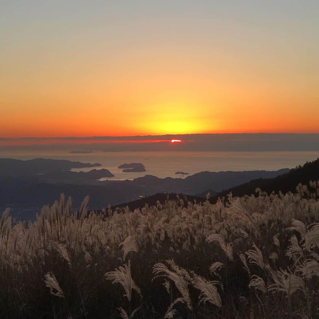 塚田文さんのインスタグラム写真 - (塚田文Instagram)「和歌山県の生石高原(おいし)  紀美野町と有田川町にまたがる標高870㍍の 生石ヶ峰に広がるススキの名所です。 県立自然公園に指定されています。  今が見頃なんですって。  写真は2018年の見頃を過ぎたころ。 また行きたい場所です。  2枚目の動画は耳をすますとどなたかが吹かれているリコーダーの音色が聴こえてきます🥳  帰りは「麺dining月乃家」で和歌山ラーメン🍜 冷えた体を温めました。  最後は和歌山県民行き付けの スーパー〝松源(まつげん)〟  #和歌山県 #生石高原 #ススキの名所 #有田川町 #紀美野町 #和歌山ラーメン #スーパー松源#松源あんぱん #食べたいなぁ  #japan #japantrip #japantravel #wakayama #oishihighland #oishikogen #susukigrass #japanesesilvergrass」10月9日 9時07分 - tsukadaaya1976