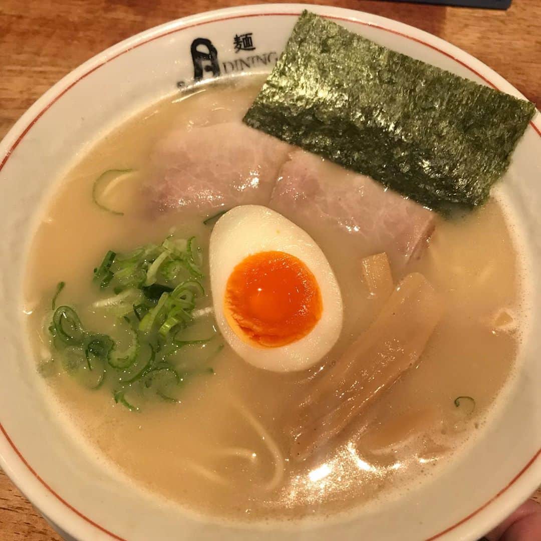 塚田文さんのインスタグラム写真 - (塚田文Instagram)「和歌山県の生石高原(おいし)  紀美野町と有田川町にまたがる標高870㍍の 生石ヶ峰に広がるススキの名所です。 県立自然公園に指定されています。  今が見頃なんですって。  写真は2018年の見頃を過ぎたころ。 また行きたい場所です。  2枚目の動画は耳をすますとどなたかが吹かれているリコーダーの音色が聴こえてきます🥳  帰りは「麺dining月乃家」で和歌山ラーメン🍜 冷えた体を温めました。  最後は和歌山県民行き付けの スーパー〝松源(まつげん)〟  #和歌山県 #生石高原 #ススキの名所 #有田川町 #紀美野町 #和歌山ラーメン #スーパー松源#松源あんぱん #食べたいなぁ  #japan #japantrip #japantravel #wakayama #oishihighland #oishikogen #susukigrass #japanesesilvergrass」10月9日 9時07分 - tsukadaaya1976