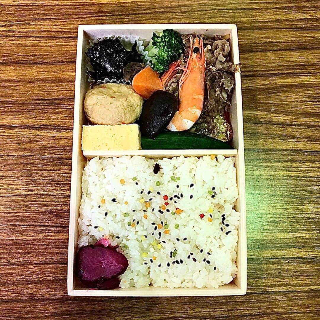 みのり(26)＠東京 ダイエットのインスタグラム：「. . #忠正 . A5ランク黒毛和牛の牛しゃぶ御膳 . . 牛しゃぶとごはんが半々のやつ。 牛しゃぶのタレがごまごましてておいしいの。 . 和食のお弁当。 . ごはんが多めに見えるけど、 薄く敷いてあるから、そこまで多くない。 女子よりなヘルシー弁当だと思いました。 . ふりかけは何味かわからなかった。 . ごちそうさまでした💓 . #誰得 #おべんたぐらむ  . . ◉ライザップ公認の紹介アンバサダーです。 〜紹介特典で、お安く入会できます〜 . ▶︎全国どの店舗でもOK ▶︎カウンセリング予約前にご連絡ください . 📺RIZAP TVCM出演 🏅RIZAP BMG ファイナリスト2017.2018 . #お弁当 #lunch #弁当 #お昼ごはん #テイクアウトグルメ #おべんたぐらむ #グルメスタグラム #グルメ女子 #食べるの好きな人と繋がりたい #ロケ弁 #仕出し弁当 #ケータリング #キッチンカー #デリバリー #グルメ好きな人と繋がりたい #東京 #配達弁当 #お弁当部」