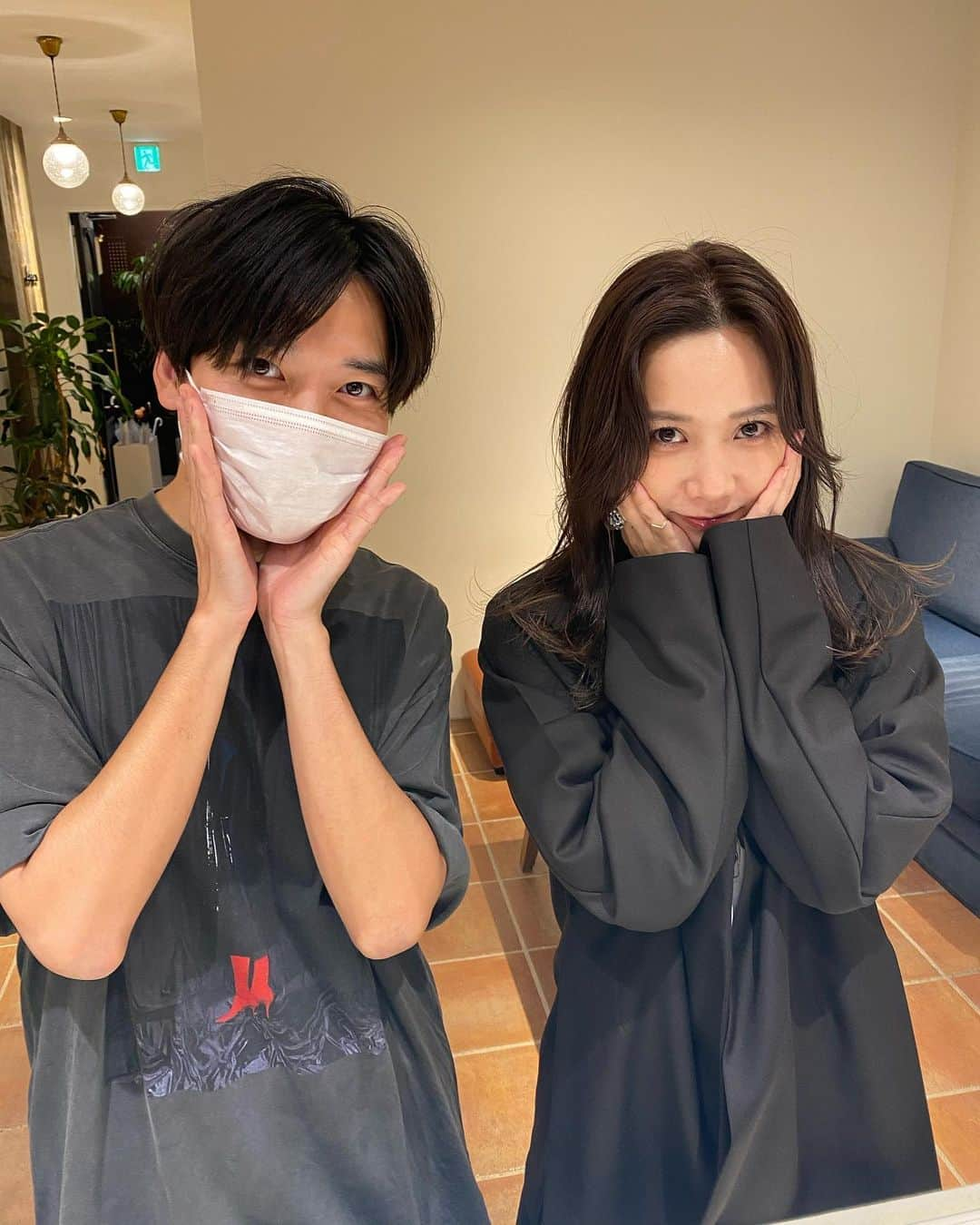 田中里奈さんのインスタグラム写真 - (田中里奈Instagram)「NEW HAIR!!!  表参道のLonessで、色落ちしまくってたカラーにしっかり色を入れてもらいました。 カットは後ろはそのまま重めにして、顔周りに少しだけレイヤーを入れてもらったよ。 あと結んだ時に後れ毛が出るようにも✂️  秋なので暗めのベージュカラーにしてもらったけど、実は最近オレンジも気になる…♥ 次はブリーチして色入れよかな〜悩むむむ…！  ハルさんいつもありがとうございます☺️  #loness #newhair  まだ#セミディ なのか #ロングヘア と言っていいのやら🤔」10月9日 9時31分 - tanakaofficial