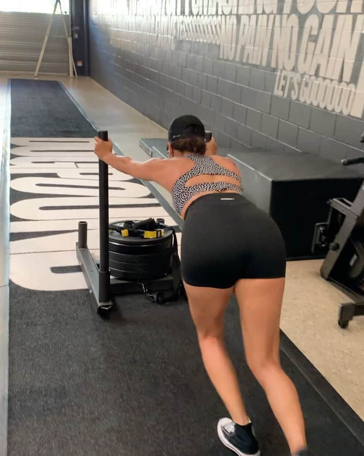 Val Mercadoのインスタグラム：「Couples Leg Day 🖤 leg day is my favorite🌟 I died at the end of it 😭try this and let me know how it goes🖤  trainer @joshlopezd @dogpound  #fitness #legday」