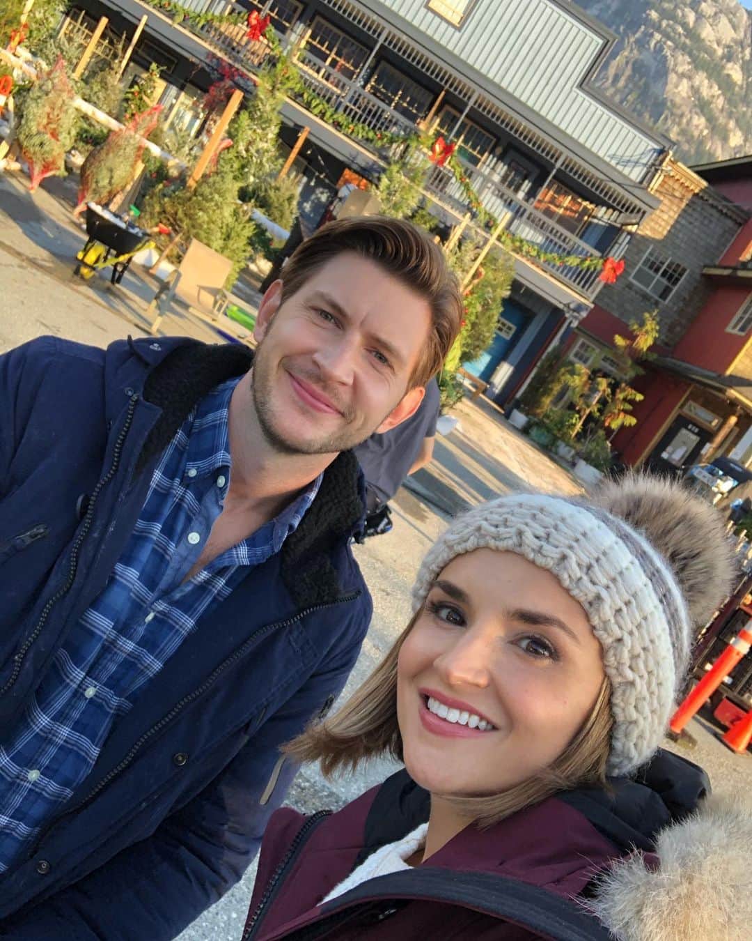 レイチェル・リー・クックのインスタグラム：「Greetings from Christmastown! 🎄 🎁」