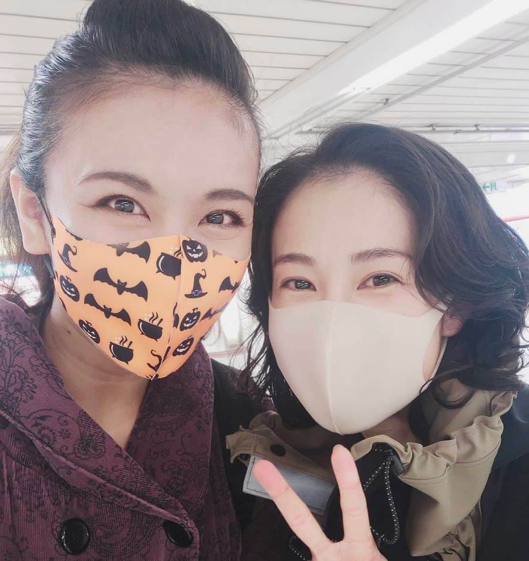 大月さゆのインスタグラム：「昨日は稽古場へ向かう途中で栗山絵美ちゃんとバッタリ会えました！  近くで稽古していたのは知っていたから、「きっとバッタリ会える😍」と思っていたのは私だけではなかった様子❣️  目があった瞬間、吸い付くように引き寄せられて、物凄い速さで近況報告し合って、それぞれの稽古場へ向かいましたとさ🙋‍♀️  えみちゃんは現在『NINE』の稽古中！！きっとカッコよく仕上がるんだろうなぁ🥰  #同い年の私たち #昨日携帯忘れた私は #会ってすぐに #写真撮って！！ #とおねだりした」