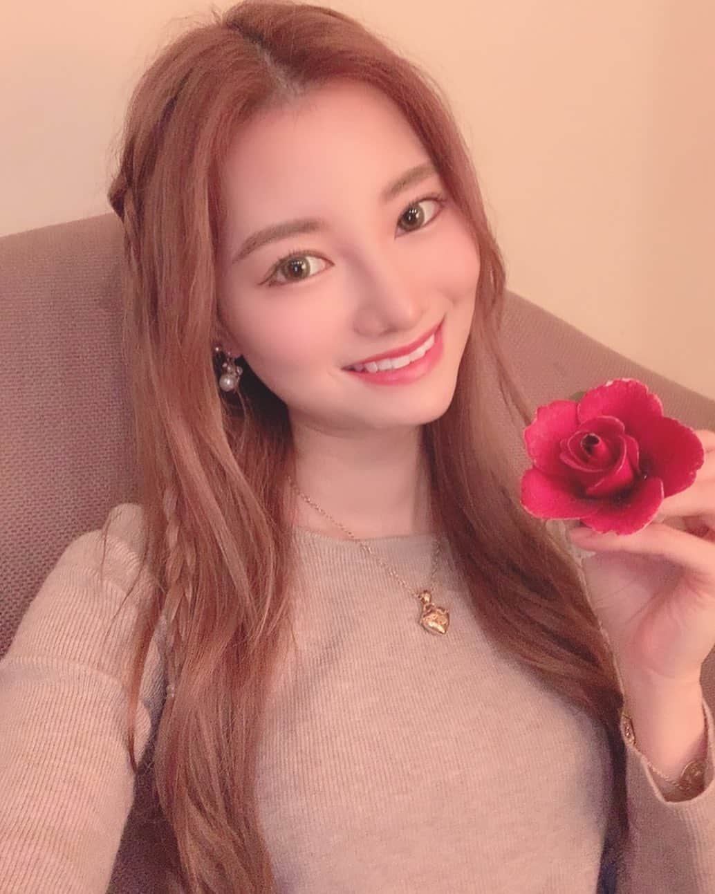 金子実加のインスタグラム：「バチェロレッテ始まりましたね😃 頑張れぇ😍❤️！ 写真より、動いた方がみんなの魅力がわかるわぁ、素敵だよね！ 残る人は良い印象ばかりなの当たり前だけど、落ちた人は悪いとこ見せるものだから、、、 世界観浸り過ぎて、叩きすぎないようにして欲しいなん🥺❤️と思ったり〜☺️ . . . . . . . . . . #バチェロレッテ　#バチェラー　#bachelorette #bacheloretteparty #男が女を奪い合う　#女が選ぶ」