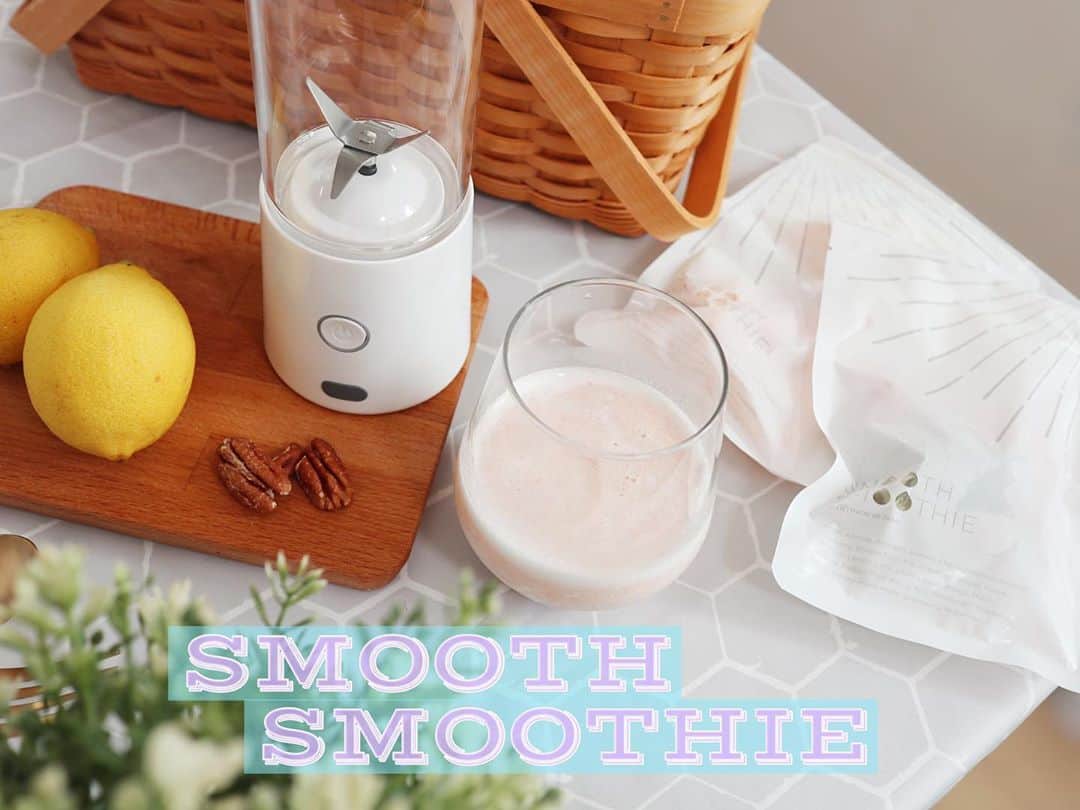 リナのインスタグラム：「@smooth_smoothie.jp 🍎  美味しくてお手軽なスムージー 見つけちゃった🍋♪  ◆SMOOTH SMOOTHIE◆  食べ過ぎちゃった翌朝や 甘いものがどーしても食べたい時に サクッと手軽に、 でも身体に嬉しいスムージー🍌  #スムスム は、 新鮮なフルーツや野菜を急速冷凍しているから、 フレッシュな美味しさをそのまま味わえちゃう🍹  保存料や着色料、 香料や人工甘味料などの 食品添加物も一切使われていないから、 体のことを考えている人や ちびっ子にも嬉しい😆  スムスム購入者は 全員無料でミキサーがもらえちゃうので、 届いたその日からすぐに、 スムージーが作れちゃうよ👍  私のお気に入りは、 "abocado energy" スムージーにアボカドを 入れる発想が新しくて、 グレープフルーツの酸味も心地いいの🍊  お試しあれ♪ ...................................................... #スムスム　 #スムーズスムージー　 #smoothsmothie #smoothie #スムージーレシピ  #朝時間 #インナーケア」