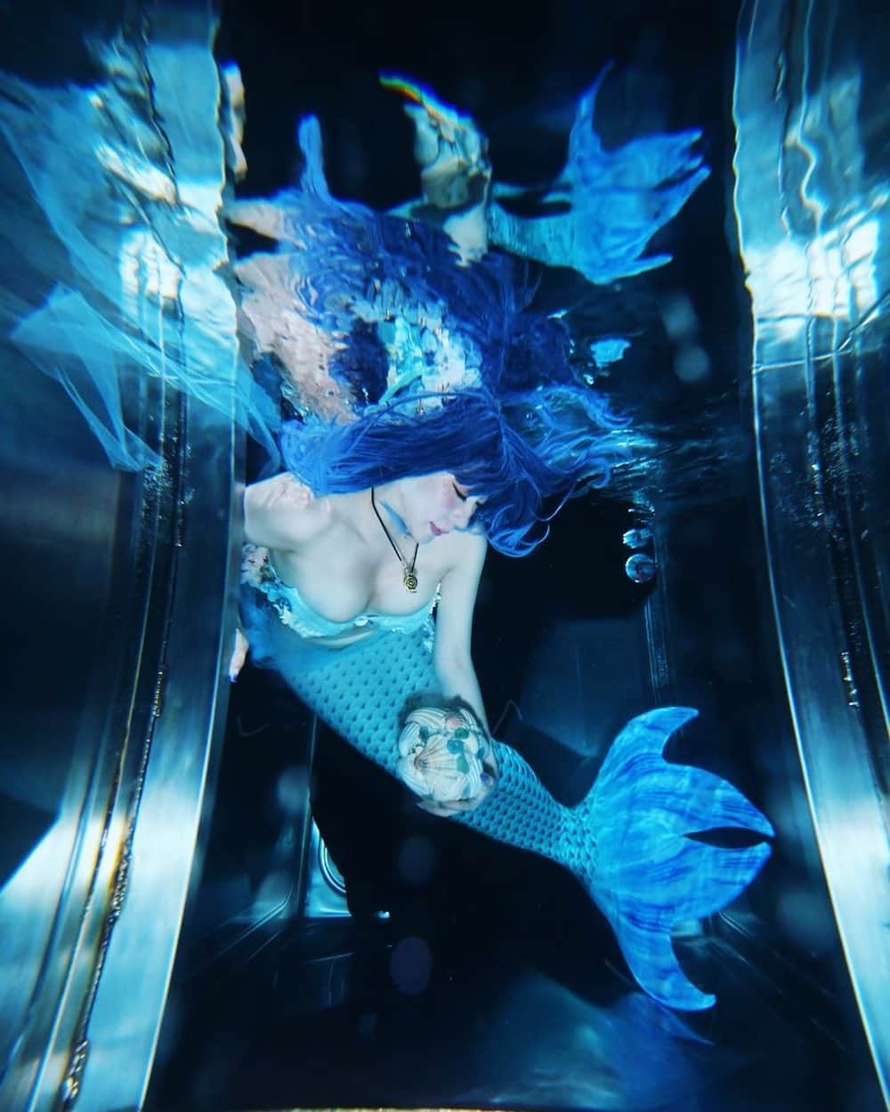 林檎蜜紀さんのインスタグラム写真 - (林檎蜜紀Instagram)「🧜‍♀️  Black under the sea   💜start onlyfans💜 https://onlyfans.com/ringo_mitsuki  #onlyfans  #アートのある暮らし  #artphotography  #美乳 #巨乳ちゃん  #美脚 #美尻 #人魚 #🧜‍♀️  #マーメイドネイル  #mermaid  #mermaidlife  #メロウ #セイレーン #水中撮影  #水中写真好きな人と繋がりたい  #水中世界  #asianbeauty  #japanesegirl  #セクシー美女 #美女モデル  #aquariumlife  #水槽のある暮らし  #セクシーモデル #beautyphotography  #asiandoll  #onlyfansgirl」10月9日 9時34分 - ringo_mitsuki